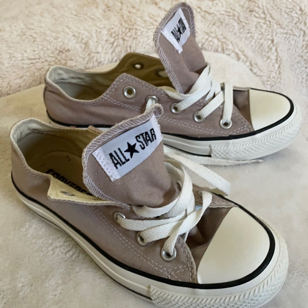 Converse the color is taupe grey  for my eyes 😂